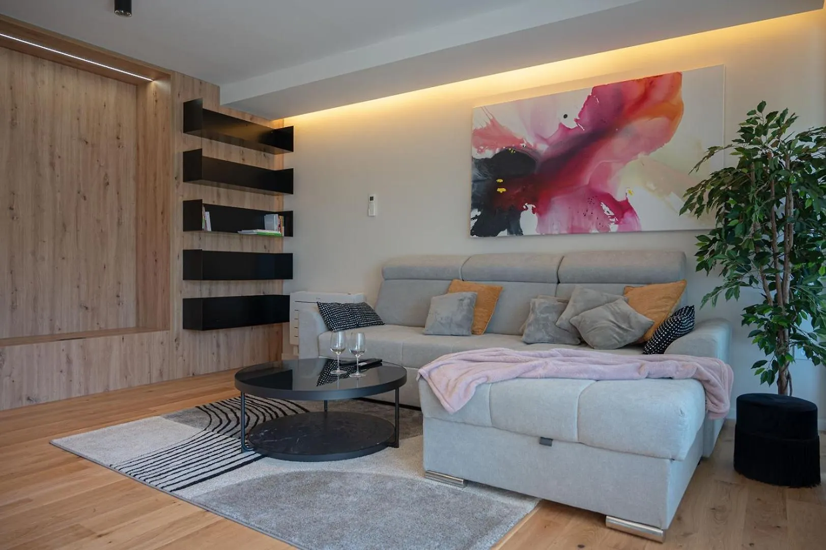 Stylish Pula Apartment 10Min To The Beach Kroatië